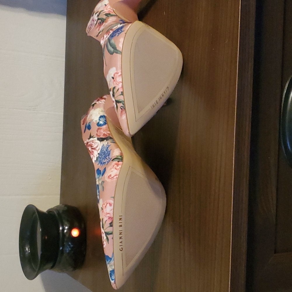 Gianni Bini 7.5 pink floral 3" heels - Picture 3 of 4